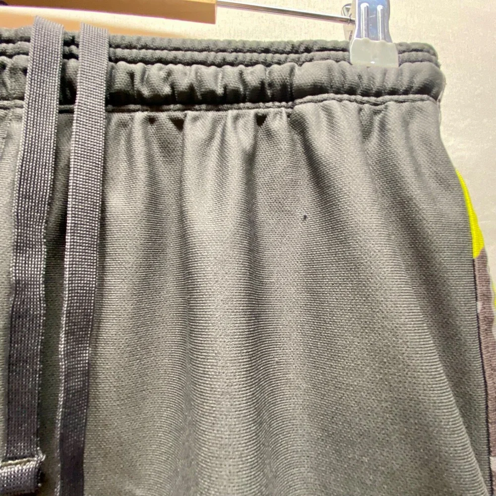 Under Armour Activewear Shorts Men's Medium Grey Neon Yellow 9